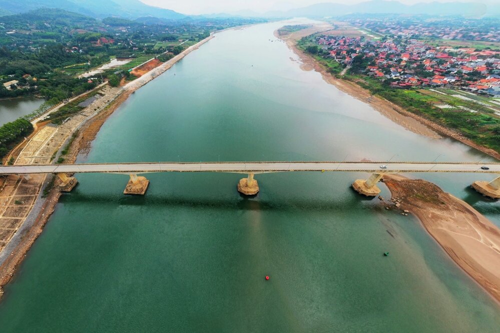 Le pont de Dong Quang traverse la riviere Da reliant la province de Phu Tho et la ville de Hanoi. Photo: Hai Giang