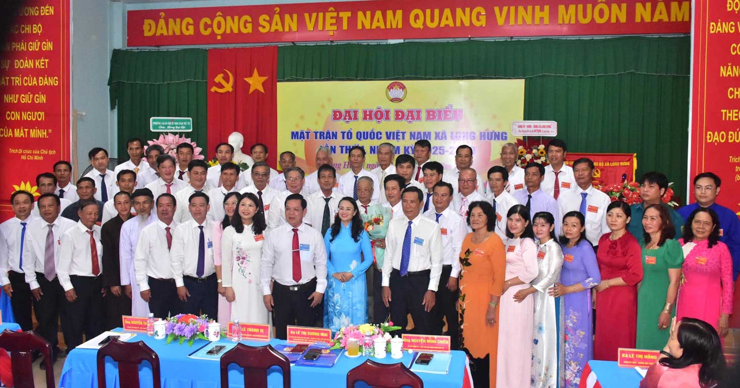 Cac dai bieu chup anh luu niem. Anh: My Ly