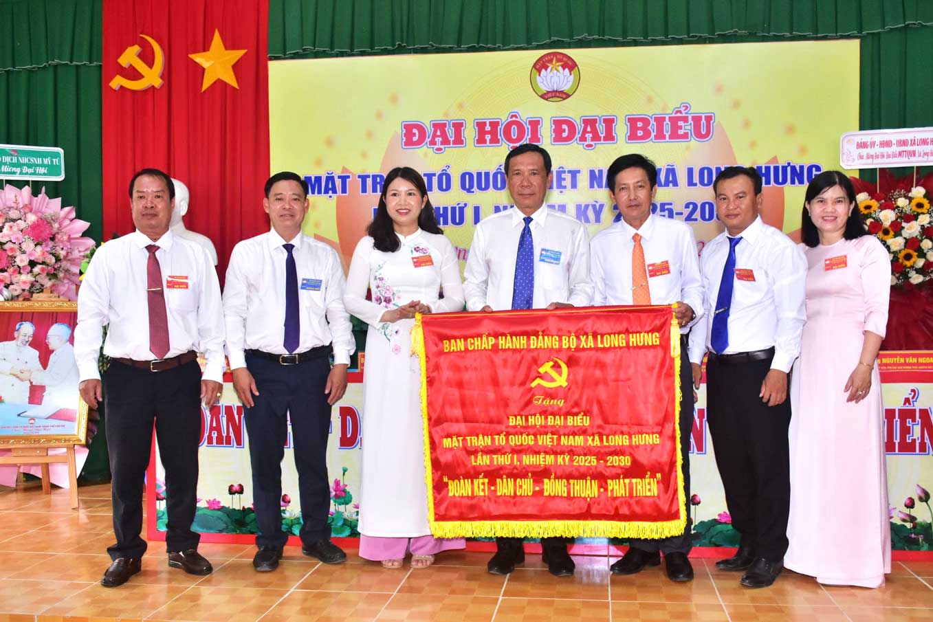 Ban Chap hanh Dang bo xa Long Hung tang buc truong cho Dai hoi. Anh: 