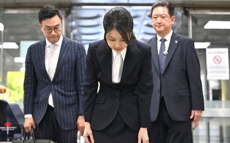 The former First Lady of Korea bowed her head when she arrived in court on August 12. Photo: AFP