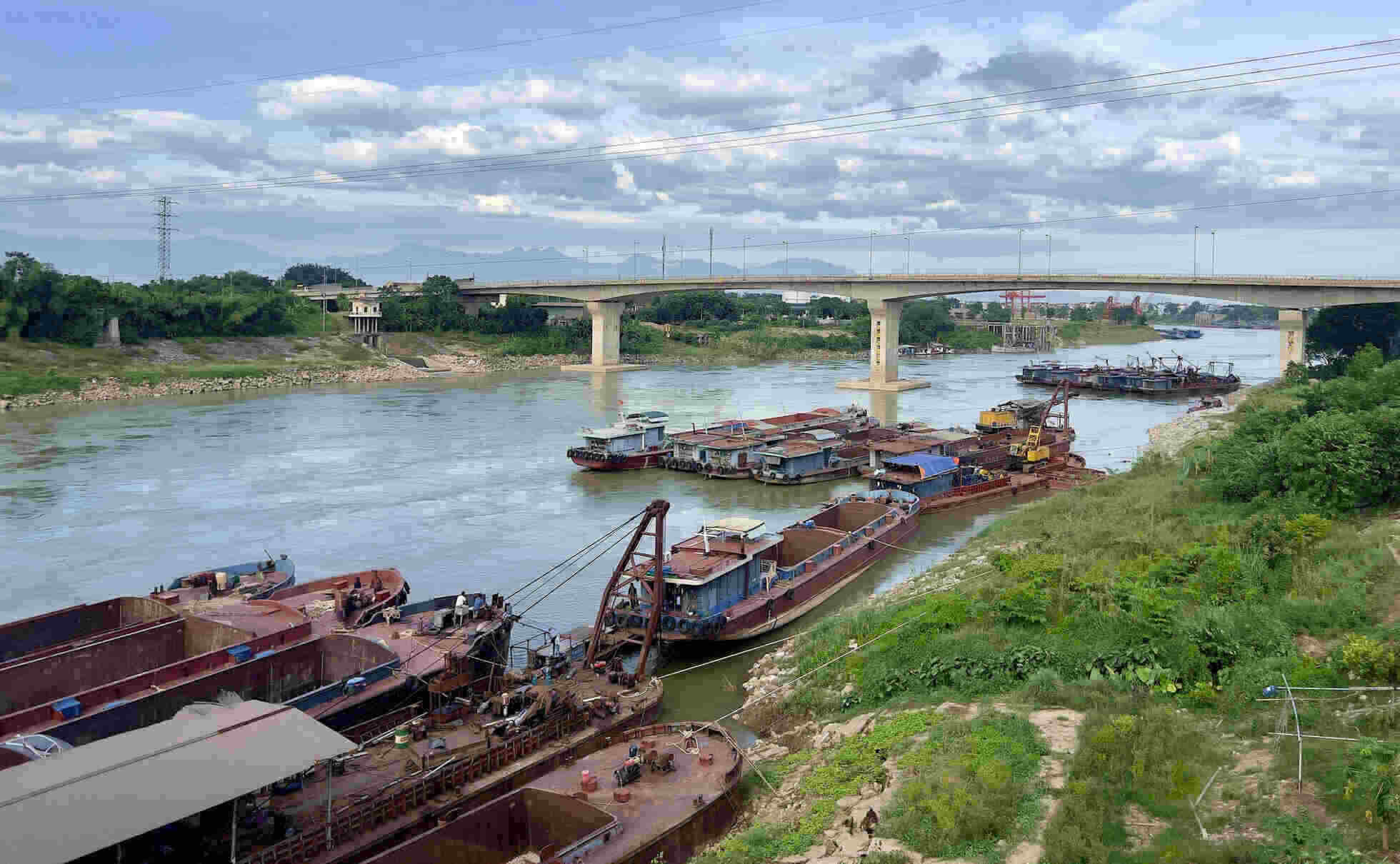 Ships and vehicles in the Viet Tri Bridge and Hac Tri Bridge area (Phu Tho province) are ready to anchor to respond to super typhoon No. 9 Ragasa. Photo: Quoc Dai
