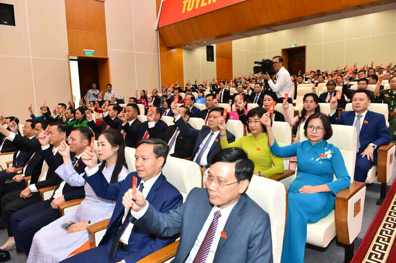 Cac dai bieu bo phieu thong qua Nghi quyet Dai hoi. Anh: Viet Bac