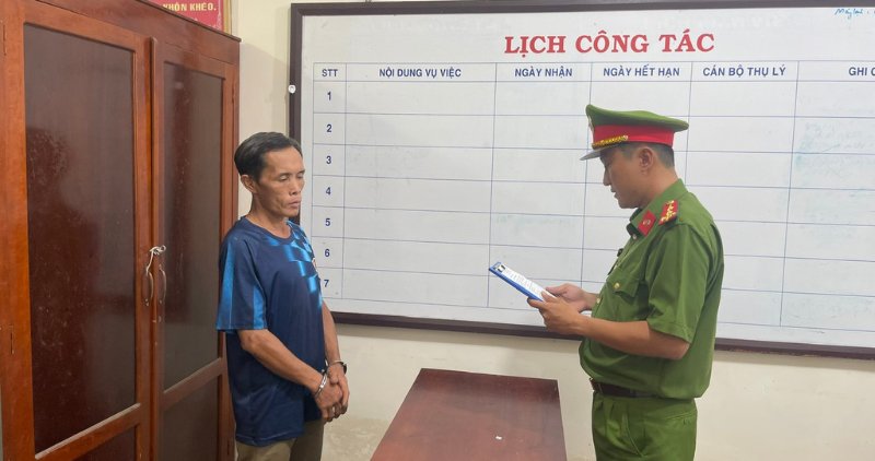 La policia del barrio de Phu Khuong presento una decision de procesar y detener temporalmente al sujeto que escondio drogas de metanfetamina. Foto: proporcionada por la policia
