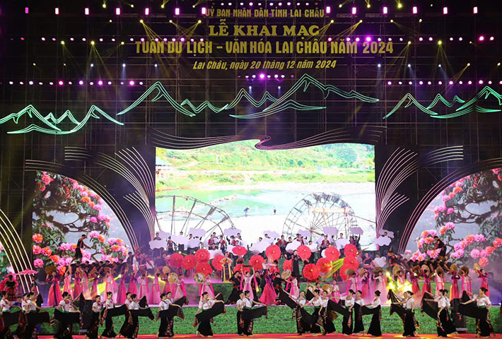 Programa de arte para celebrar la “Semana del Turismo y la Cultura de Lai Chau” 2024. Foto: Comite Popular Provincial de Lai Chau