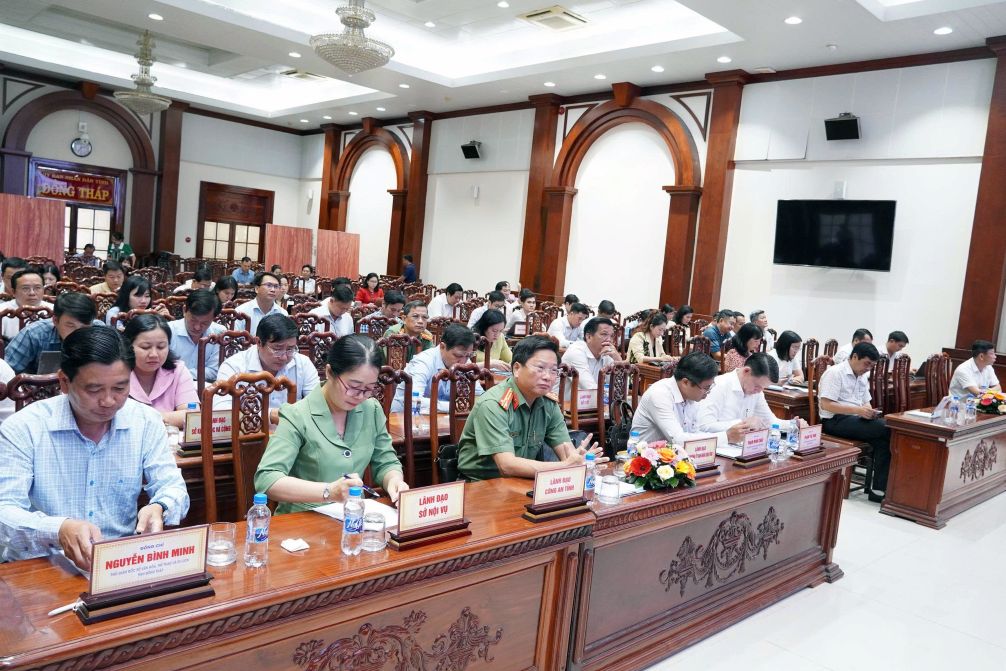 Dai bieu tham du hoi nghi. Anh: Viet Tien