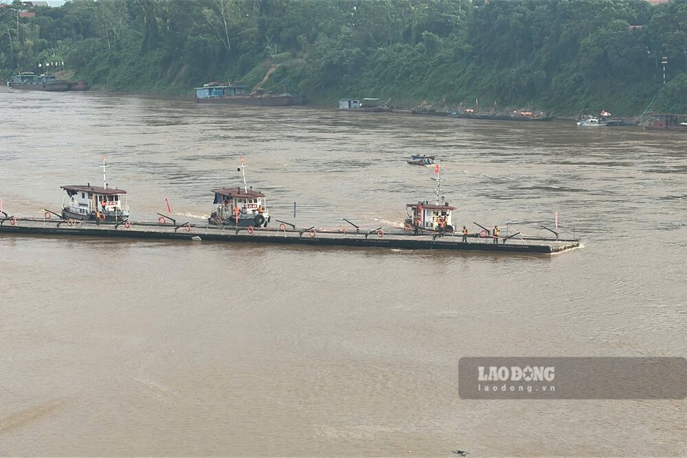 Cau phao Phong Chau tam dung phuc vu vi nuoc song Hong len cao, chay xiet. Anh: To Cong.