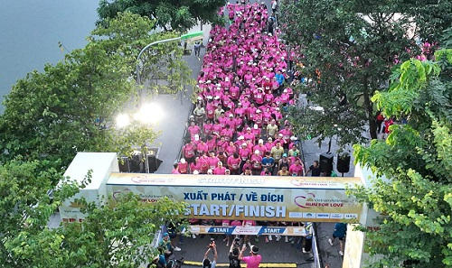 集団が加速する瞬間、視覚障害者のアスリートとあなたが一緒に走り、走りをハノイの秋の愛の交響曲に変える瞬間。写真:VNA