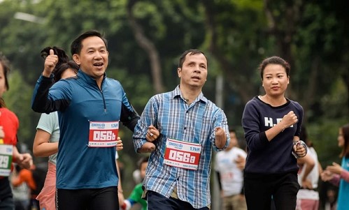 Nhung buoc chan yeu thuong: Hon 300 van dong vien khiem thi cung ban dan san sang xuat phat, bien duong chay giua mua thu Ha Noi thanh “duong chay anh sang”. (Anh: VNA)