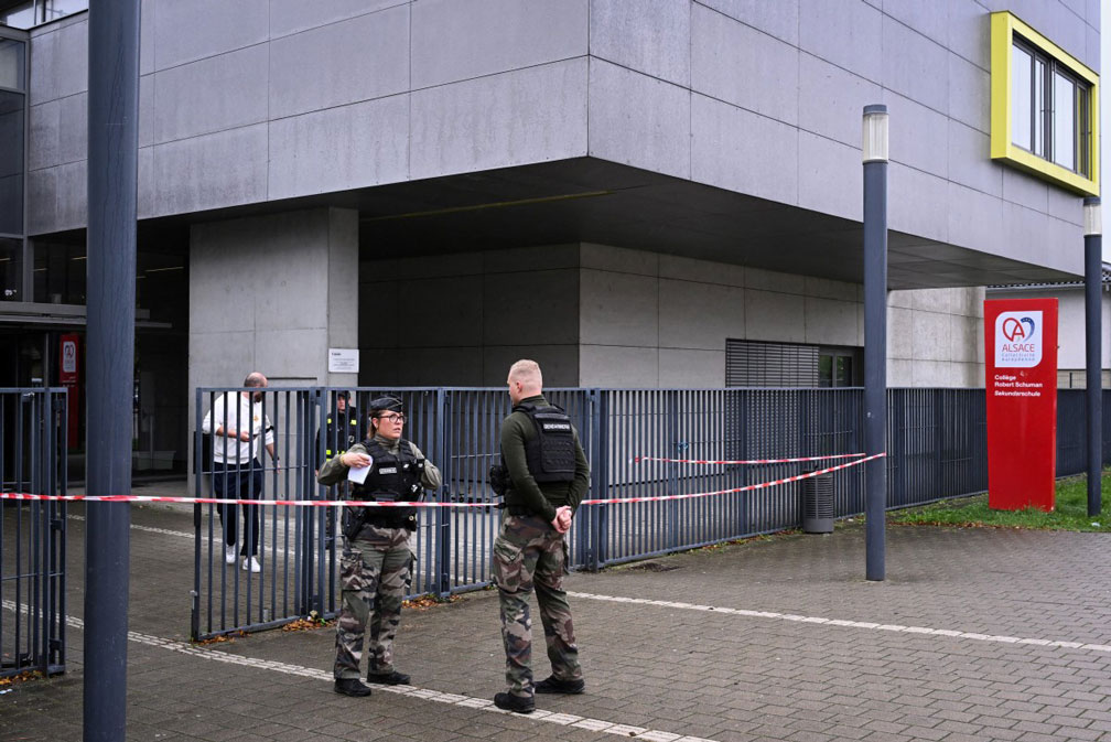 Police blocked Robert Schuman Secondary School (France) after student stabbed teacher on September 24. Photo: AFP
