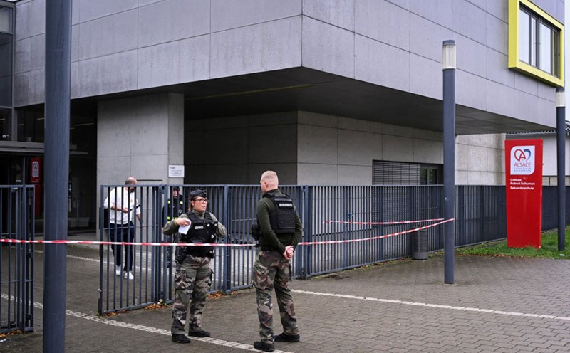 Police blocked Robert Schuman Secondary School (France) after student stabbed teacher on September 24. Photo: AFP