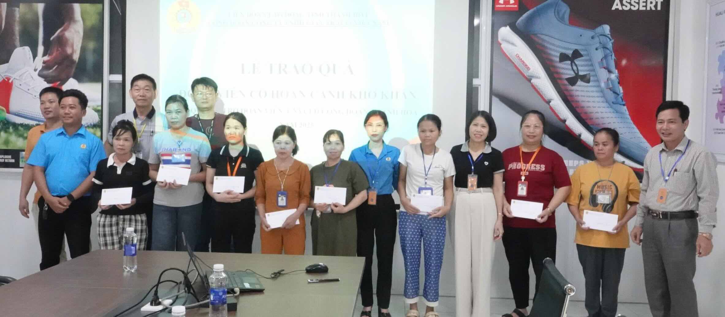 Representatives of the Union, leaders of Nhu Thanh commune and Akalia Shoes Company Limited presented gifts to union members and workers. Photo: Thanh Hoa Trade Union