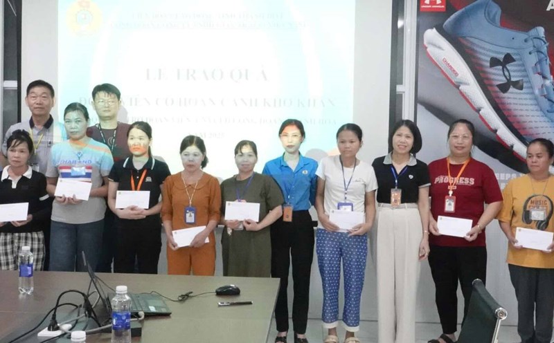 Representatives of the Union, leaders of Nhu Thanh commune and Akalia Shoes Company Limited presented gifts to union members and workers. Photo: Thanh Hoa Trade Union