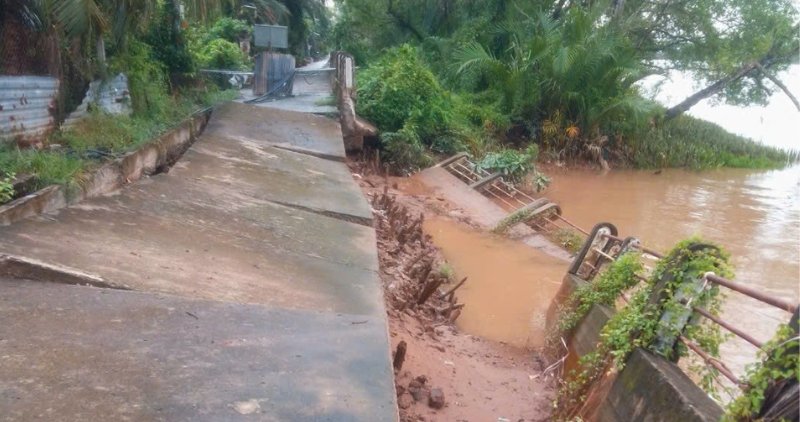 The People's Committee of Vinh Long province announced an emergency situation of landslides on the Giao Hoa river embankment, Chau Thanh hamlet, Giao Long commune. Photo: Hoang Loc