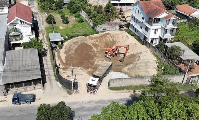Bãi tập kết cát không phép ngay khu dân cư, nườm nượp xe ra vào