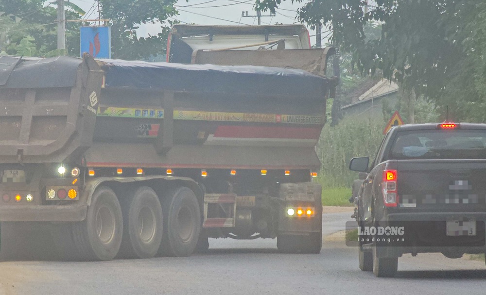 Chiếc xe trọng tải lớn chạy với tốc độ nhanh vào bãi tập kết cát khiến bui đường bay mù mịt, tỏa khắp khu dân cư. Ảnh: PV