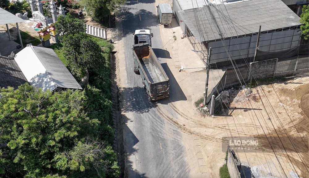 Sau khi chiếc xe rời đi kéo theo những vệt bùn ướt kéo dài dọc tuyến Quốc lộ 49. Ảnh: PV