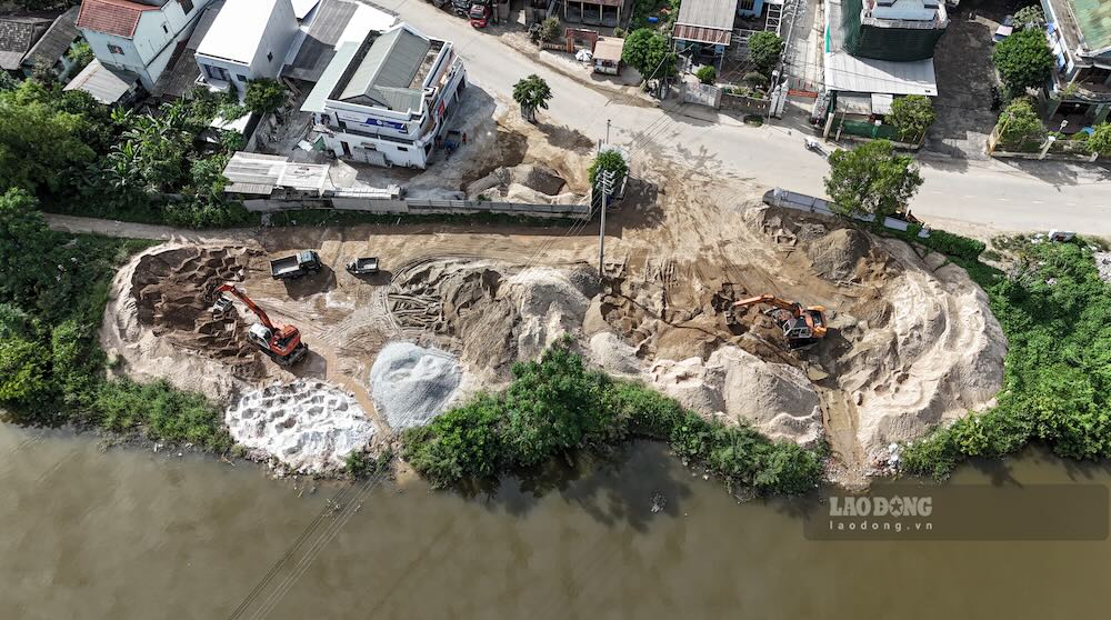 Bãi tập kết cát “khủng” nhởn nhơ bên đường Đặng Tất, có dấu hiệu lấn sông. Ảnh: PV