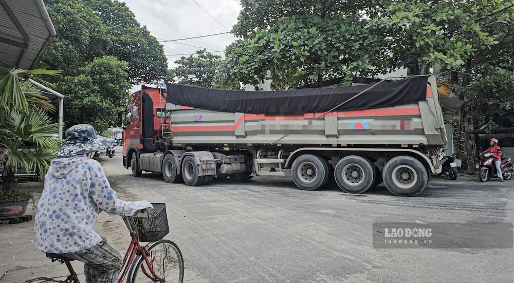 Chiếc xe cồng kềnh đi vào tuyến đường chật hẹp, băng qua chợ, trường học gây phiền toái đến người dân, tiềm ẩn nguy cơ mất an toàn giao thông. Ảnh: PV