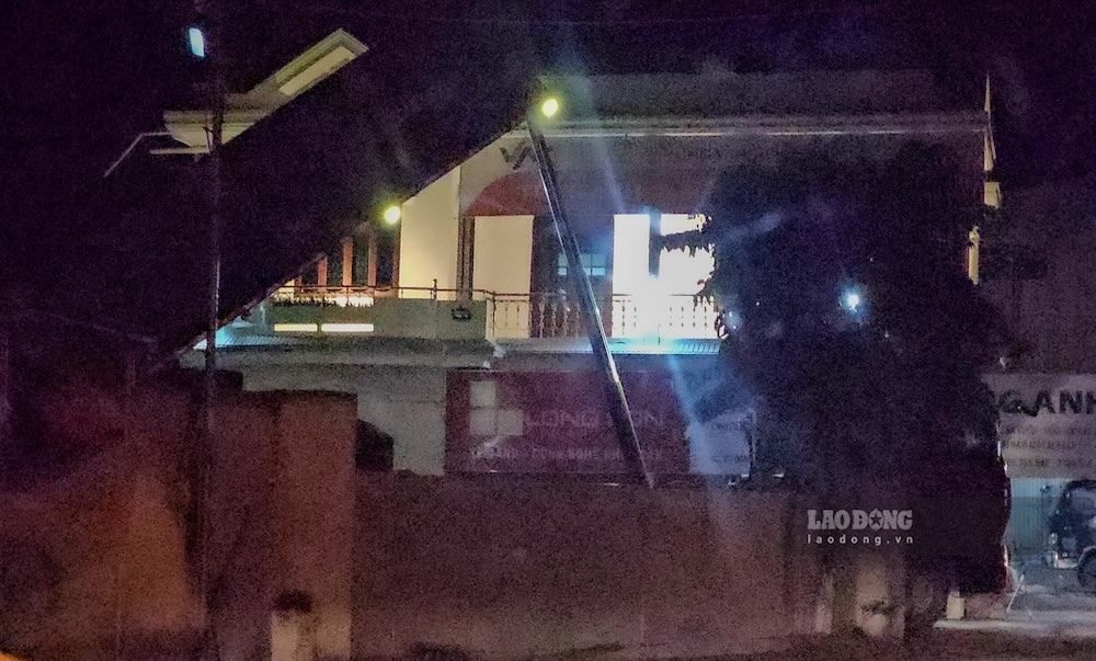 Chiếc đầu kéo nâng thùng xả cát trong đêm, phát ra tiếng ồn náo loạn khu dân cư. Ảnh: PV