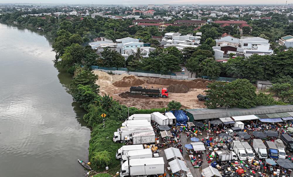 Sau phản ánh của Báo Lao Động, bãi tập kết cát trái phép cạnh chợ Đầu Mối bị yêu cầu dừng hoạt động. Ảnh: PV