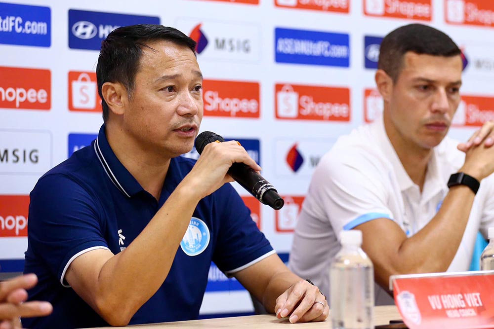 Coach Vu Hong Viet spoke at the press conference before the match with PKR Svay Rieng. Photo: Nam Dinh Club