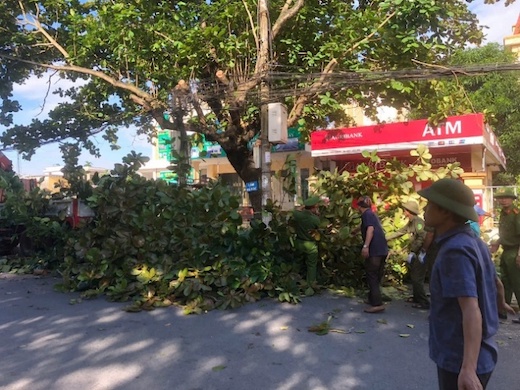 Hung Yen se esfuerza contra la tormenta numero 9 concentrado en proteger la vida de las personas. Foto: Policia Provincial de Hung Yen