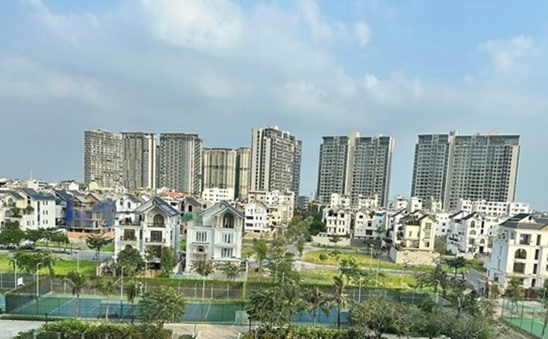 Housing prices are constantly increasing, people's dream of having a house is increasingly distant. Photo: Bao Chuong
