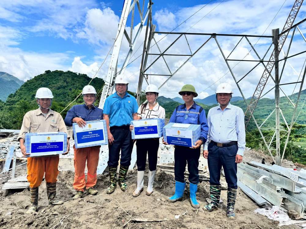Comrade Do Duc Hung - Chairman of the Vietnam Electricity Trade Union (3rd from left) presented gifts to workers constructing the 500kV Lao Cai - Vinh Yen power line. Photo: Nguyen Luong