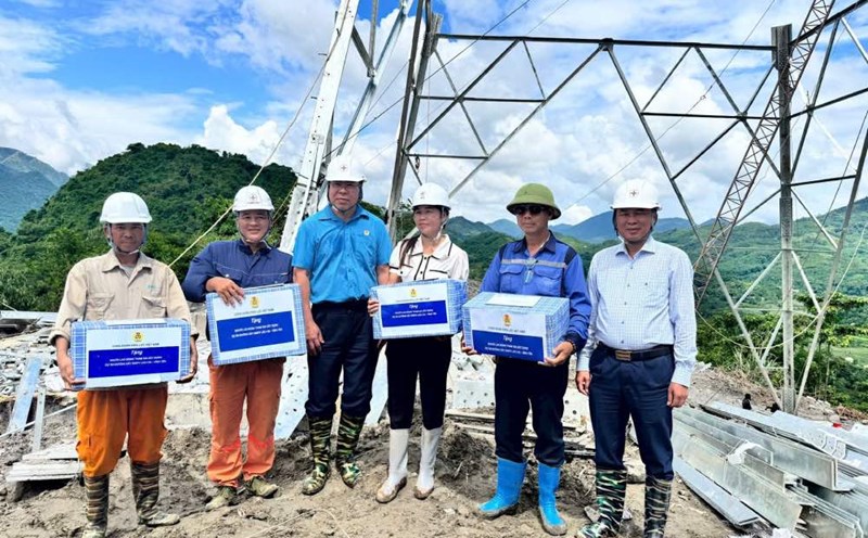 Comrade Do Duc Hung - Chairman of the Vietnam Electricity Trade Union (3rd from left) presented gifts to workers constructing the 500kV Lao Cai - Vinh Yen power line. Photo: Nguyen Luong