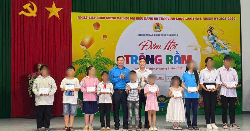 Children of workers and laborers happily receive Mid-Autumn Festival gifts in 2025. Photo: Vinh Long Provincial Federation of Labor