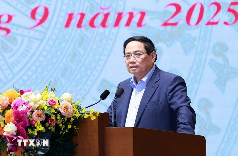 ファム・ミン・チン首相は、幹部、公務員、職員、軍隊に対する給与、手当の早期調整を要請しました。写真:TTXVN