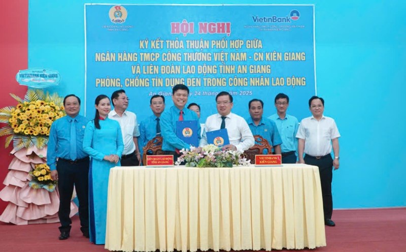 Signing an Agreement to coordinate the implementation of the Project "Organizing the Union to prevent illegal credit among workers". Photo: Nguyen Anh