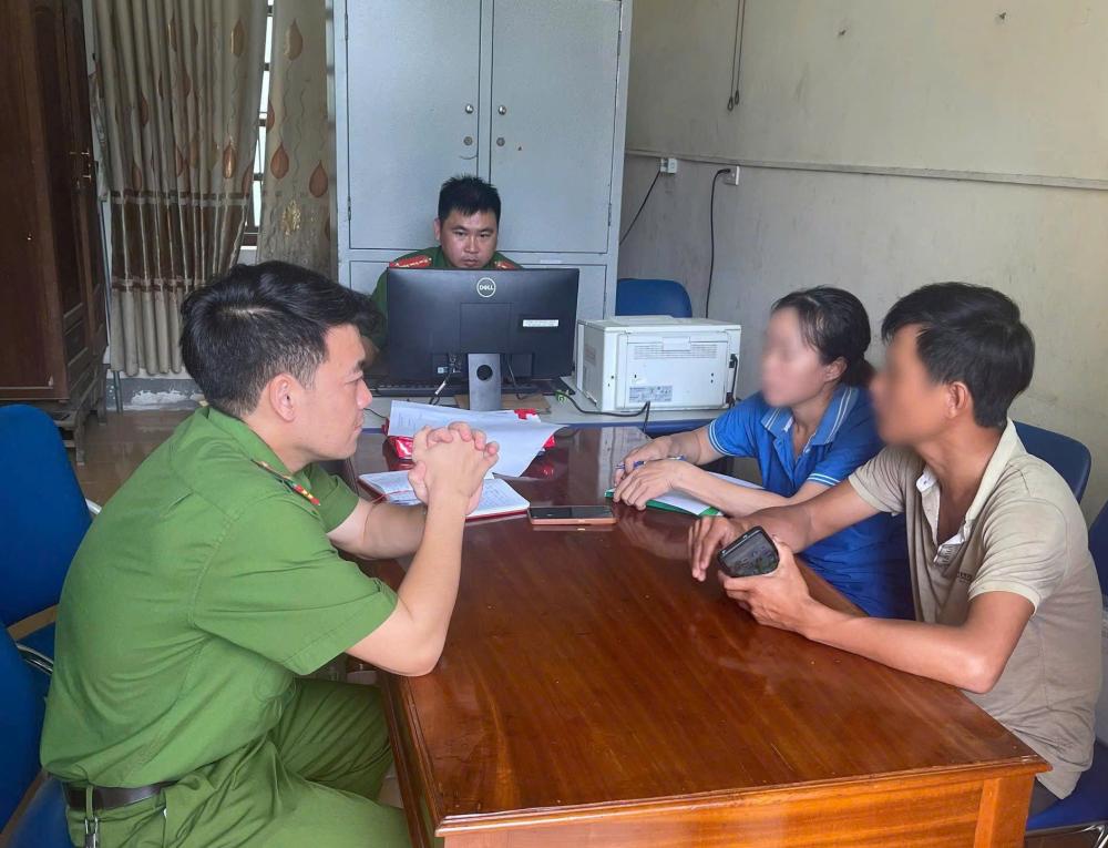 Vợ chồng anh T trình báo về việc bị đối tượng giả danh công an nhằm lừa đảo. Ảnh: Công an Hà Tĩnh.