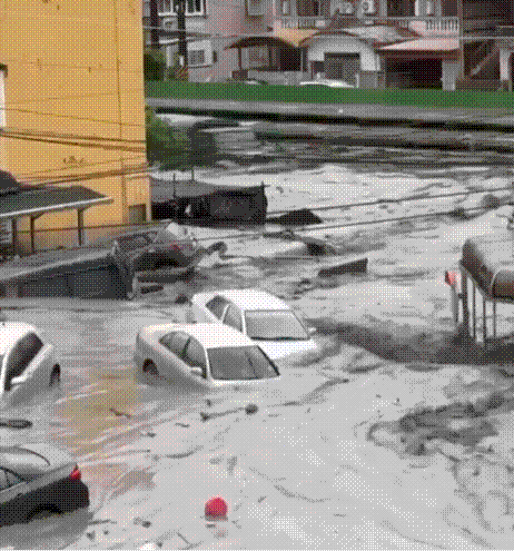 El aumento de las inundaciones debido al impacto del tifon Ragasa provoco que el filtro del agua se rompiera y arrastrara automoviles por las calles de Taiwan China. Foto: X