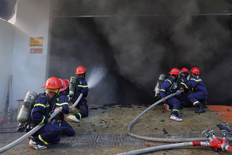 화재가 발생한 주택에는 사탕 밀크 우유 블라비 판지 상자 등 많은 상품이 들어 있었습니다. 사진: 디엔비엔 공안
