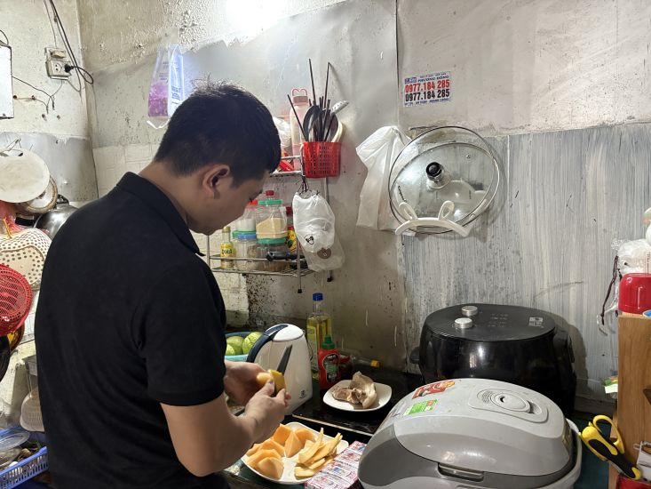 Workers renting a room always want to find a stable place to live at an affordable price. Photo: Bao Han