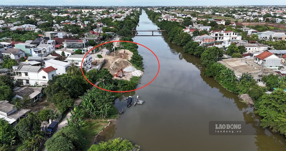 Bãi tập kết cát trái phép ở 62 Đặng Tất, phường Hương An, TP Huế mà Báo Lao Động nêu ở bài trước có dấu hiệu lấn sông. Ảnh: PV