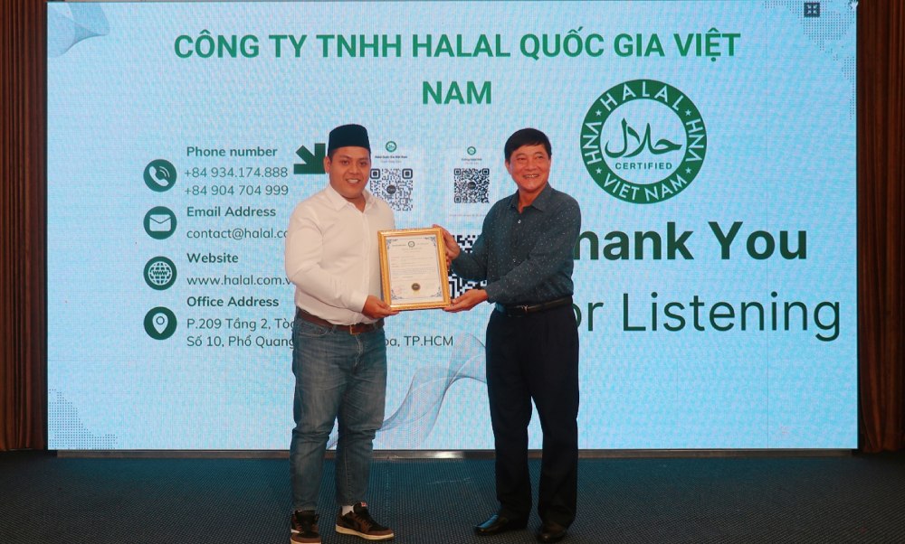 Halal quoc gia Viet Nam trao chung nhan cho dich vu nha hang than thien nguoi Hoi giao tai dac khu Phu Quoc. Anh: Nam Phuong
