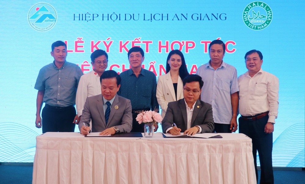 Firma del programa de implementacion del 'Estandar Halal - Servicios amistosos para los musulmanes' en un seminario en la zona especial de Phu Quoc. Foto: Nam Phuong