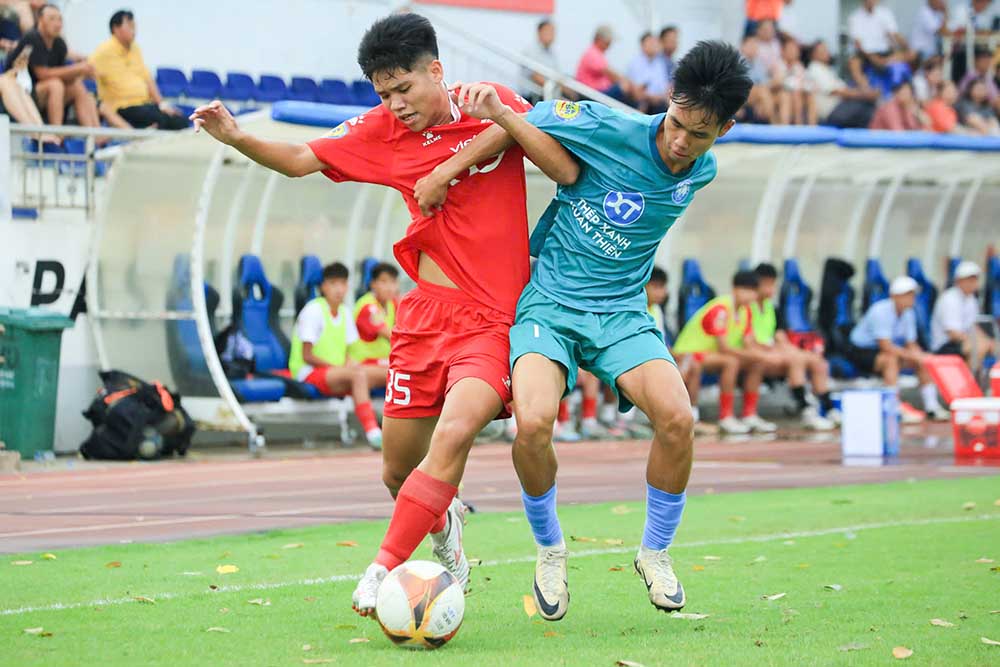 U17 Nam Dinh (ao xanh) va U17 The Cong Viettel thi dau can bang. Anh: VFF