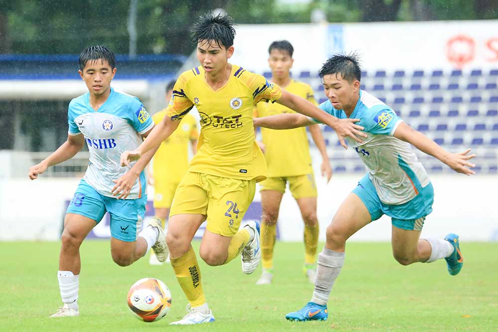 U17 Ha Noi (ao vang) co the tran tot truoc U17 Da Nang. Anh: VFF