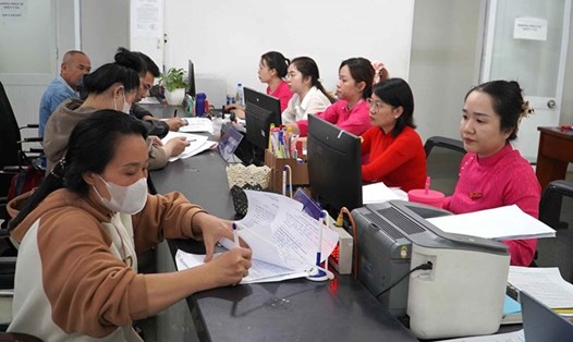 Cán bộ phường Dĩ An (TPHCM) giải quyết hồ sơ cho người dân. Ảnh: Minh Quân