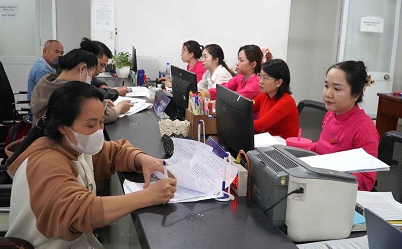 Di An ward (HCMC) officials handle records for people. Photo: Minh Quan