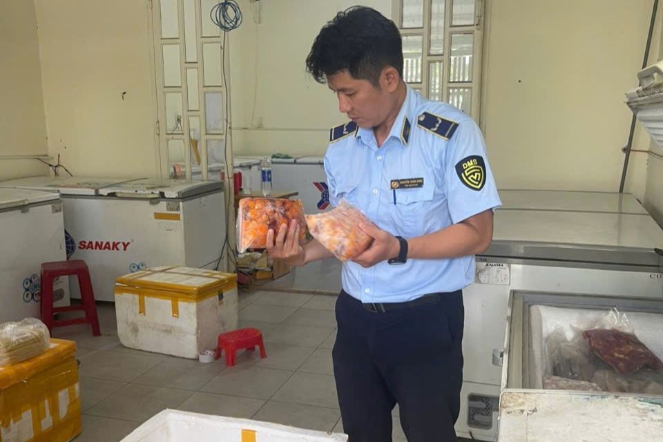Doi Quan ly thi truong so 3, Chi cuc QLTT thanh pho Da Nang da dong loat tang cuong kiem tra, siet chat giam sat cac co so kinh doanh thuc pham. Anh: Doi QLTT