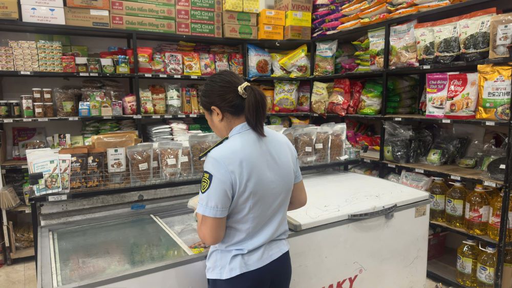 Da Nang discovered and destroyed dozens of kilograms of food of unknown origin. Photo: Market Management Team