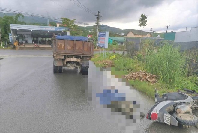 Người đàn ông tử vong sau tai nạn giữa xe ben và xe gắn máy ở Lâm Đồng