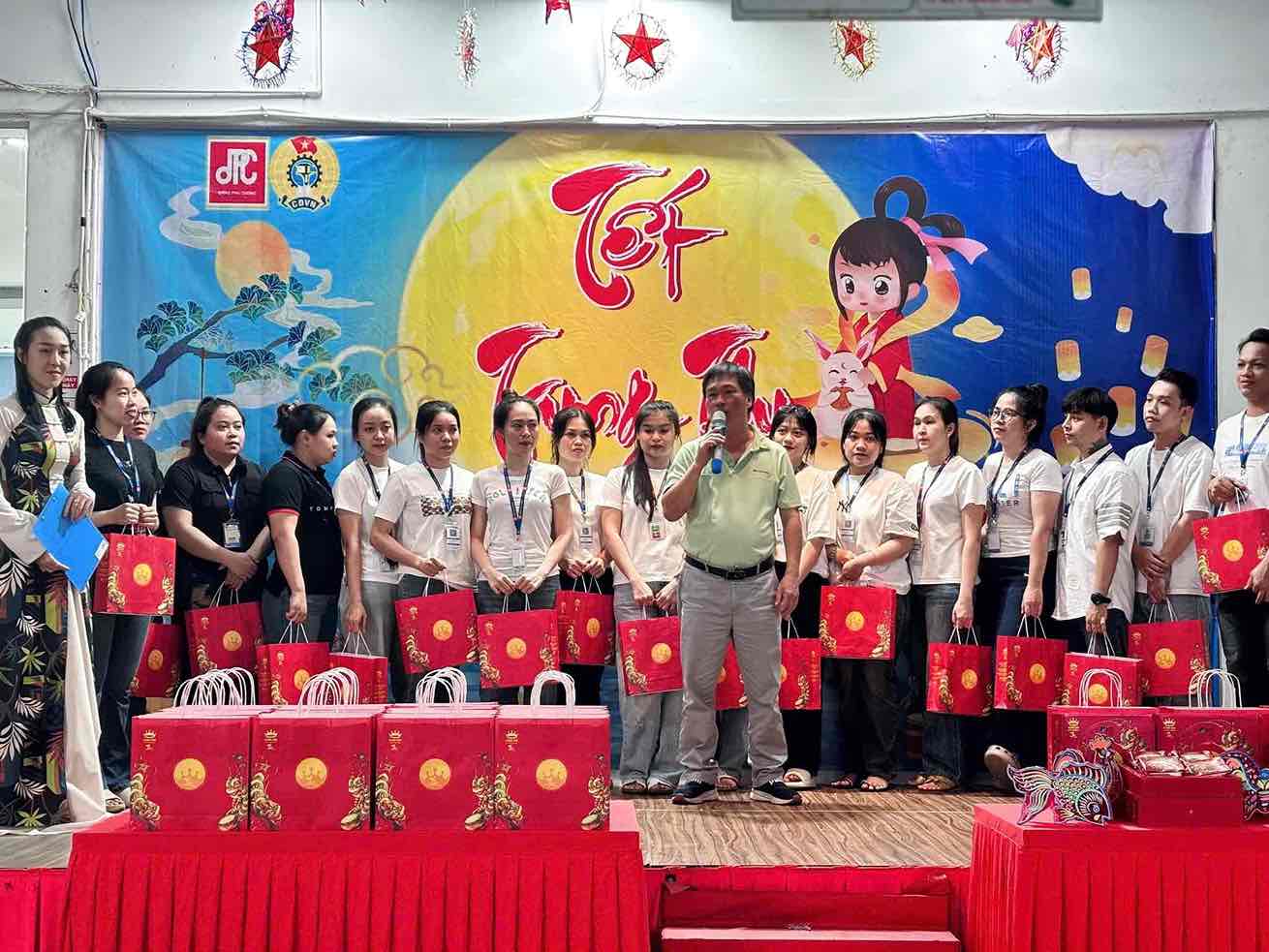 Dong Phu Cuong Joint Stock Company presents Mid-Autumn Festival gifts to officers and employees. Photo: DPC Company