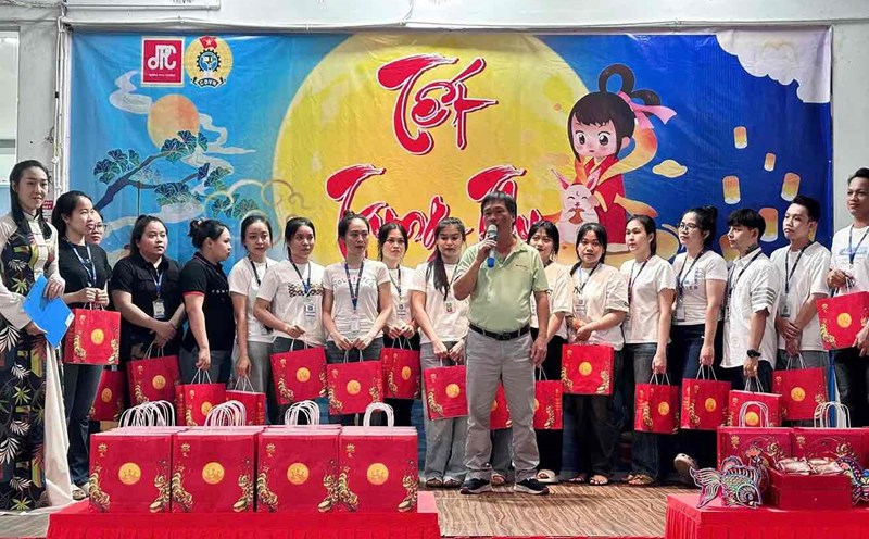 Dong Phu Cuong Joint Stock Company presents Mid-Autumn Festival gifts to officers and employees. Photo: DPC Company