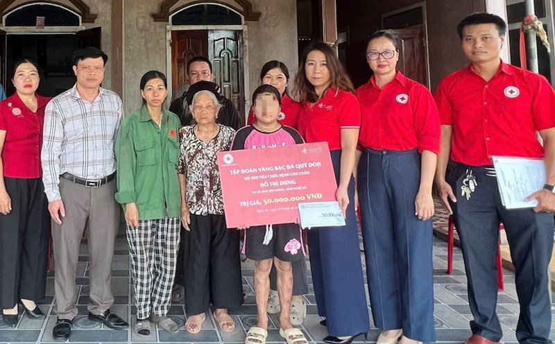 The support helped Dung's family pay for medical treatment, overcoming the current difficulties. Photo: Ngoc Anh