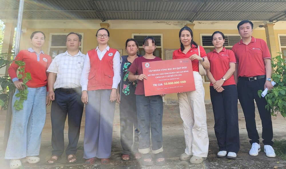 Tap doan DOJI cung da ho tro cho 4 chi em mo coi cha o xa Na Ngoi. Anh: Ngoc Anh